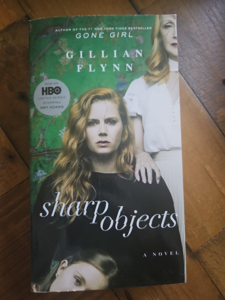 Sharp Objects (Movie Tie-In) : A Novel by Gillian Flynn (2018, Us-Tall Rack…