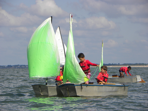 Classe de découvertes, centre vacances, classe de mer, voile sur optimist